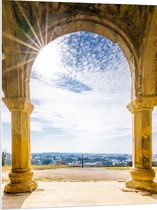 PVC Schuimplaat - Zon door Sluierbewolking op Ingang van Stenen Tempel - 75x100 cm Foto op PVC Schuimplaat (Met Ophangsysteem)