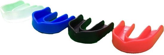 Vier gekleurde gebitsbeschermers: lichtgroen, blauw, zwart en rood.