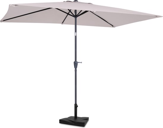 Een beige rechthoekige parasol met een donkere centrale paal en voet, met het kantelmechanisme zichtbaar.