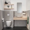 Salle de bain élégante avec carrelage gris. Porte-rouleau toilette Tiger 2-Store avec bac de rangement au-dessus des toilettes.