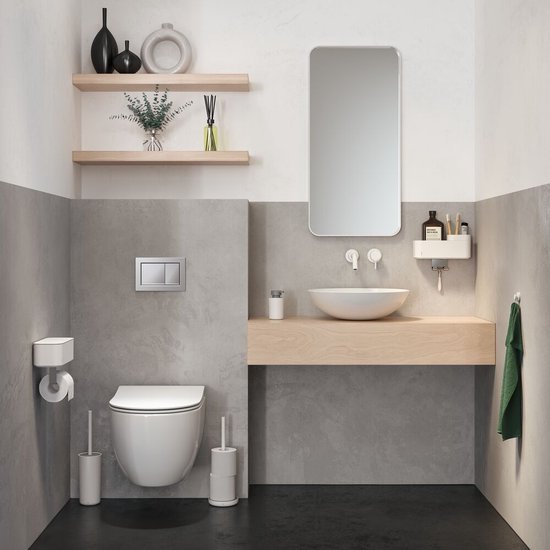 Salle de bain élégante avec carrelage gris. Porte-rouleau toilette Tiger 2-Store avec bac de rangement au-dessus des toilettes.