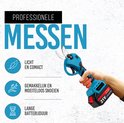 Blauwe elektrische snoeischaar met zwarte grip, vastgehouden door een hand. "Professionele messen" staat boven de schaar.