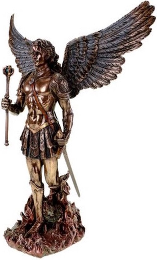 Ange en bronze avec des ailes, une épée et un sceptre, debout sur une plateforme rocheuse.