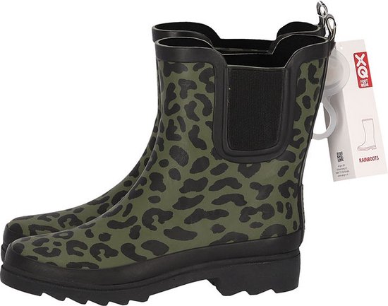 Groene regenlaarzen met zwart luipaardprint en XQ label, op witte achtergrond.