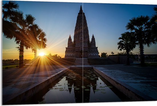 Acrylglas - Ondergaande Zon Verdwijnend achter Wat Panyanantarm Tempel in Thailand - 120x80 cm Foto op Acrylglas (Met Ophangsysteem)