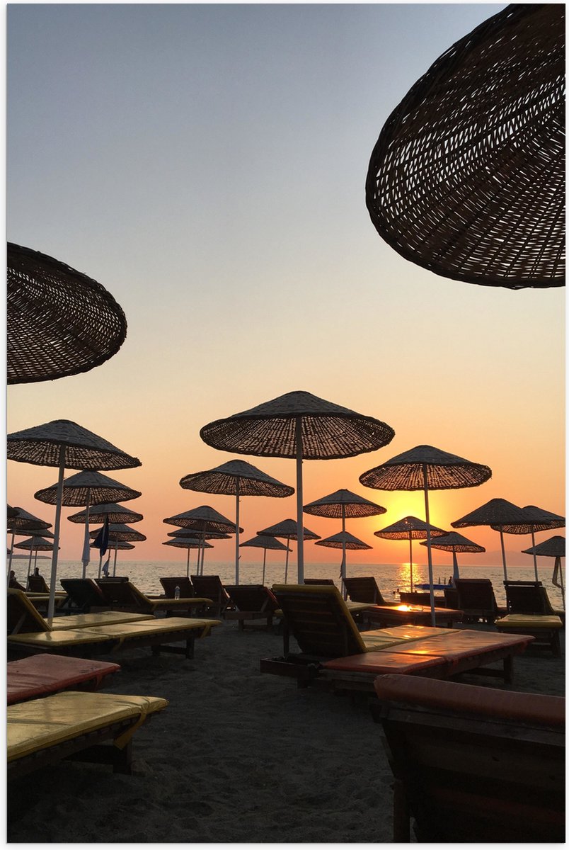 Poster Glanzend – Strand met Ligbedden en Rieten Parasols - 40x60 cm Foto op Posterpapier