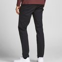Man in donkerblauwe chino broek en bordeaux trui, achterkant.