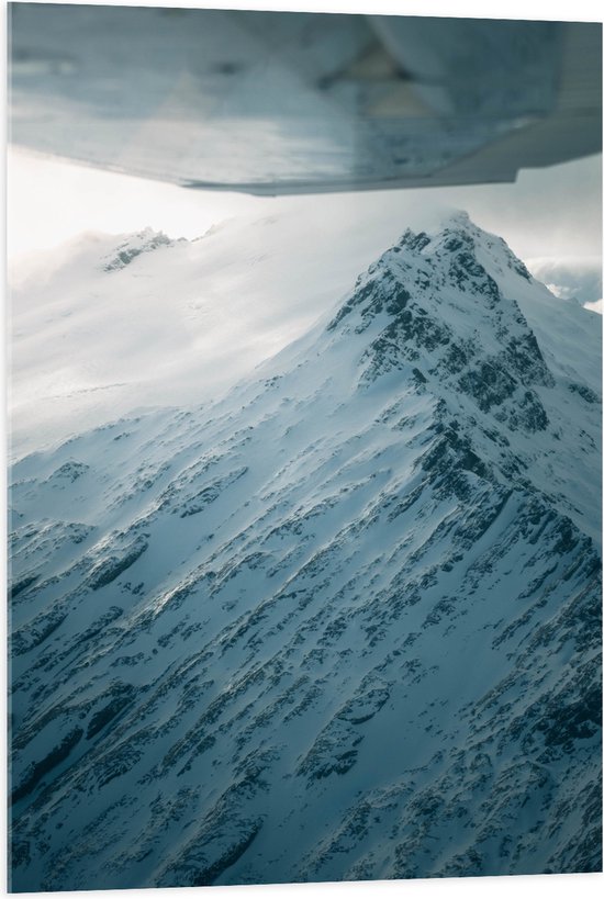 WallClassics - Acrylglas - Sneeuw op een Hoge Berg - 70x105 cm Foto op Acrylglas (Met Ophangsysteem)