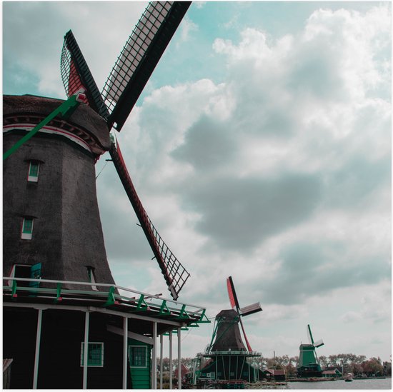 Poster (Mat) - Windmolens met Groene Details aan het Water - 50x50 cm Foto op Posterpapier met een Matte look