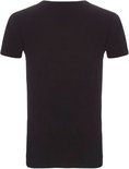 Zwarte t-shirt, achterkant zichtbaar, korte mouwen.
