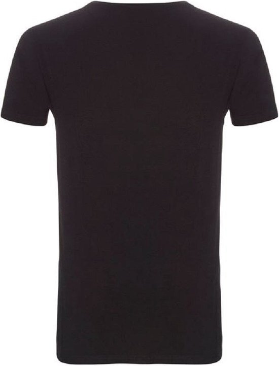 Zwarte t-shirt, achterkant zichtbaar, korte mouwen.