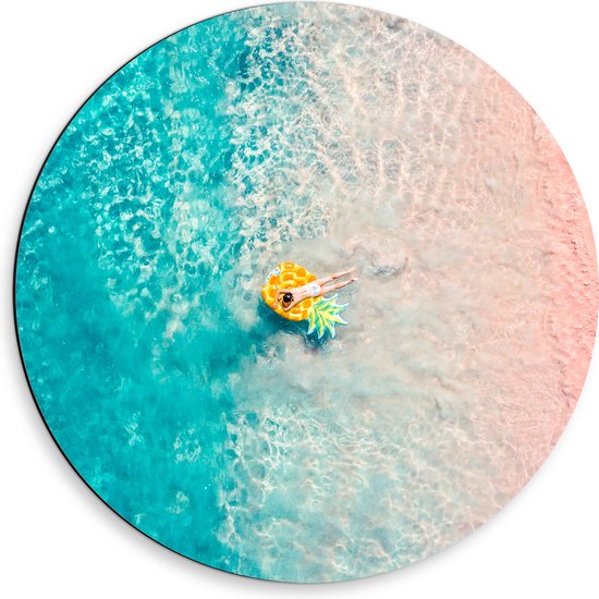 Dibond Muurcirkel - Bovenaanzicht van Vrouw Liggend op Floatie in Heldere Oceaan - 50x50 cm Foto op Aluminium Muurcirkel (met ophangsysteem)