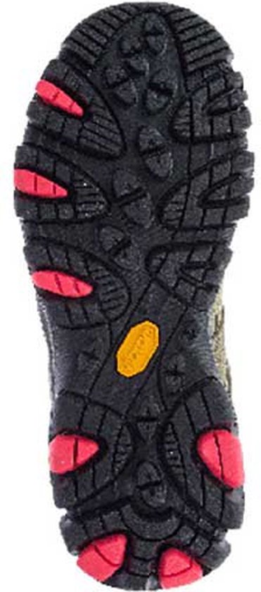 Onderkant van een olijfgroene Merrell wandelschoen met rood-zwarte Vibram zool.