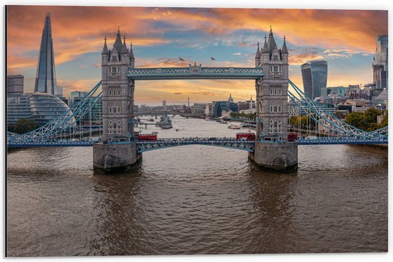 Photo sur aluminium du Tower Bridge à Londres avec le Shard en arrière-plan sous un coucher de soleil orange.