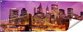 Gards Tuinposter Skyline New York van Centrum in het Paars - 120x40 cm - Tuindoek - Tuindecoratie - Wanddecoratie buiten - Tuinschilderij