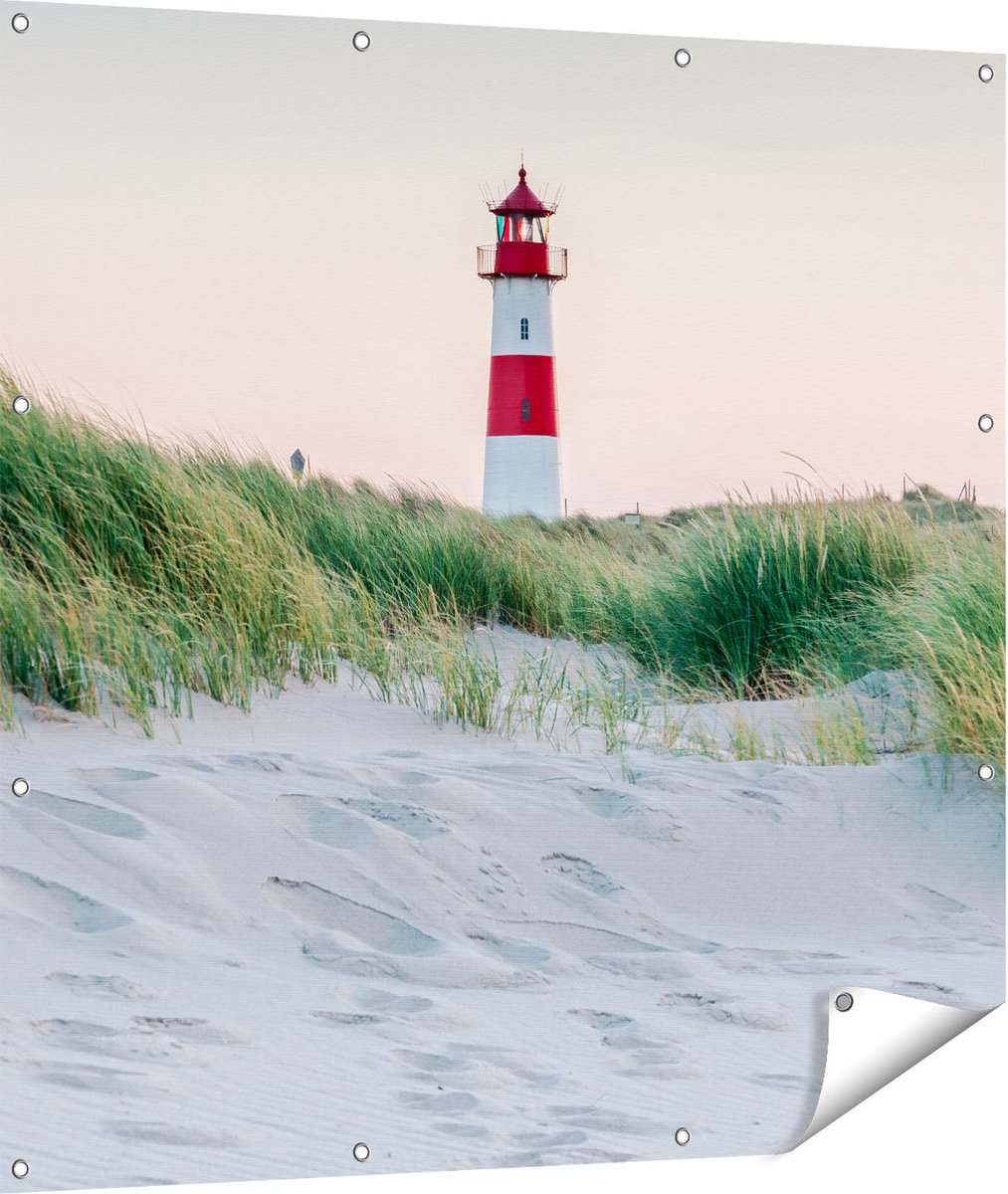 Gards Tuinposter Strand en Duinen met een Vuurtoren - 110x110 cm - Tuindoek - Tuindecoratie - Wanddecoratie buiten - Tuinschilderij Multikleur