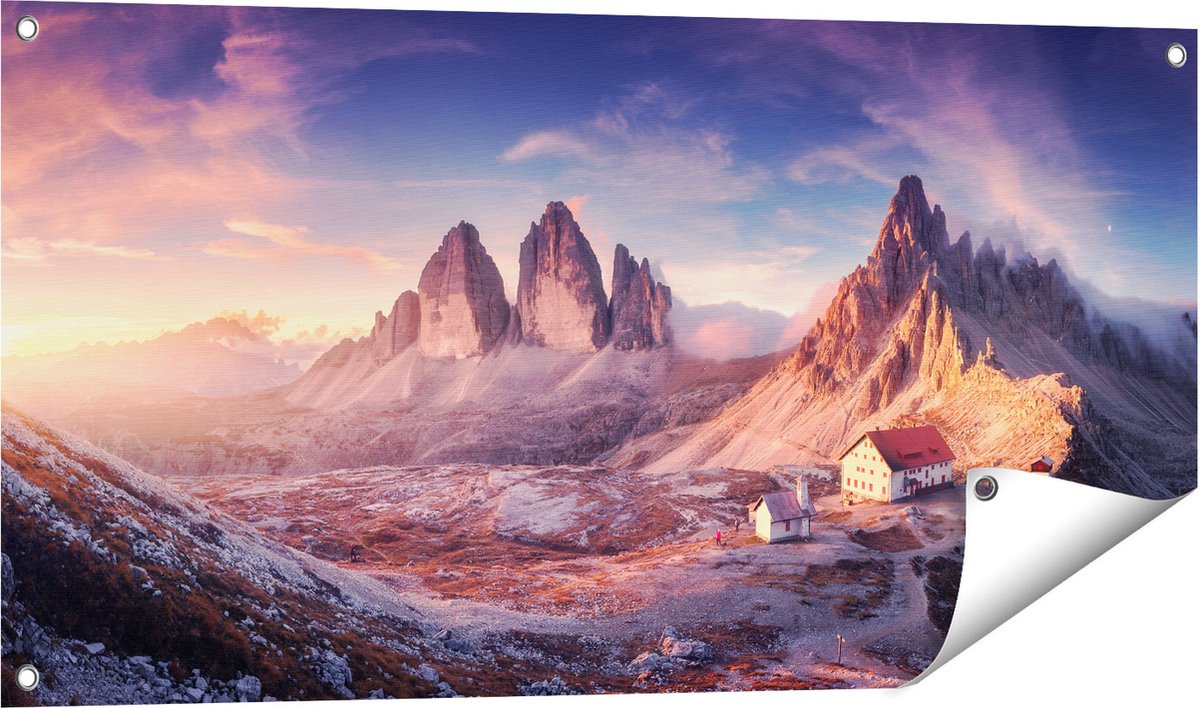 Gards Tuinposter Huisje met een Kerk in de Bergen - 100x50 cm - Tuindoek - Tuindecoratie - Wanddecoratie buiten - Tuinschilderij Multikleur