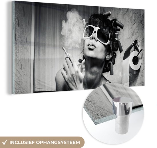 MuchoWow® Glasschilderij 40x20 cm - Schilderij acrylglas - Vrouw - Vintage - Krulspelden - Toilet - Sigaret - Foto op glas - Muurdecoratie woonkamer - Wanddecoratie slaapkamer - Schilderijen