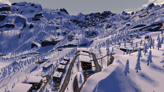 Brede opname van een besneeuwde berg met ski-resort, huizen en bomen.