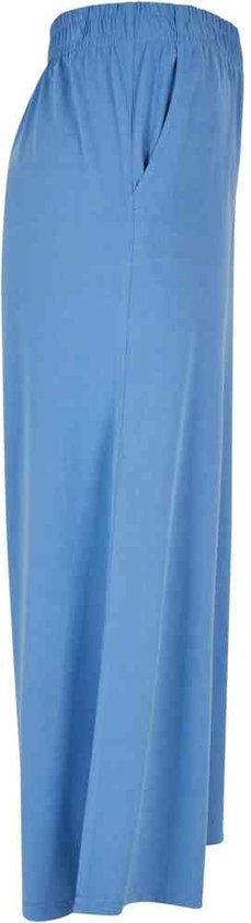 Lichtblauwe culottebroek met wijde pijpen en een zijzak.