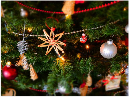 Poster Glanzend – Verschillende Ornamenten en Kerstballen in Kerstboom - 40x30 cm Foto op Posterpapier met Glanzende Afwerking