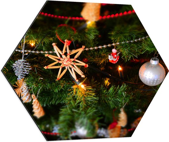 Dibond Hexagon - Verschillende Ornamenten en Kerstballen in Kerstboom - 80x69.6 cm Foto op Hexagon (Met Ophangsysteem)
