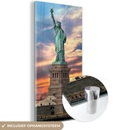 MuchoWow® Glasschilderij 40x80 cm - Schilderij acrylglas - Vrijheidsbeeld in New York tijdens zonsondergang - Foto op glas - Schilderijen