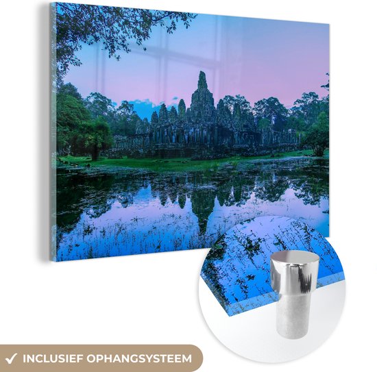 MuchoWow® Glasschilderij 60x40 cm - Schilderij acrylglas - Reflectie van de Bayon tempel in het water tijdens een zonsondergang - Foto op glas - Schilderijen