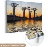MuchoWow® Glasschilderij 60x40 cm - Schilderij acrylglas - Een indrukwekkende zonsondergang achter de Afrikaanse baobabs - Foto op glas - Schilderijen