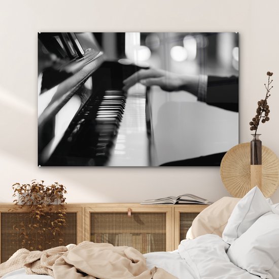 MuchoWow® Peinture sur Verre - Tableaux de Pianiste Jouant du Piano d'une Main en Noir et Blanc - 120x80 cm - Peintures sur Verre Acrylique - Photo sur Glas