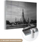 MuchoWow® Glasschilderij 150x100 cm - Schilderij acrylglas - Wat Arun - Water - Zwart - Wit - Foto op glas - Schilderijen