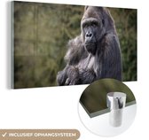 MuchoWow® Glasschilderij 160x80 cm - Schilderij acrylglas - Grote Gorilla kijkt recht in de camera - Foto op glas - Schilderijen