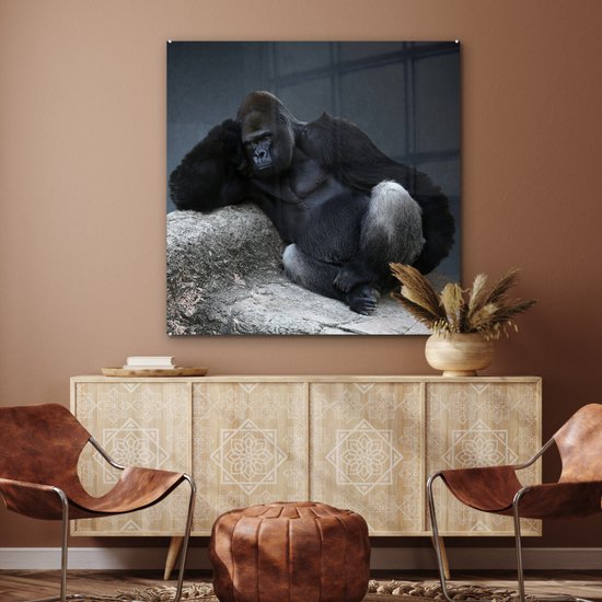MuchoWow® Peinture sur verre 90x90 cm - Peinture sur verre acrylique - Un Gorilla se reposant sur une pierre - Photo sur verre - Peintures