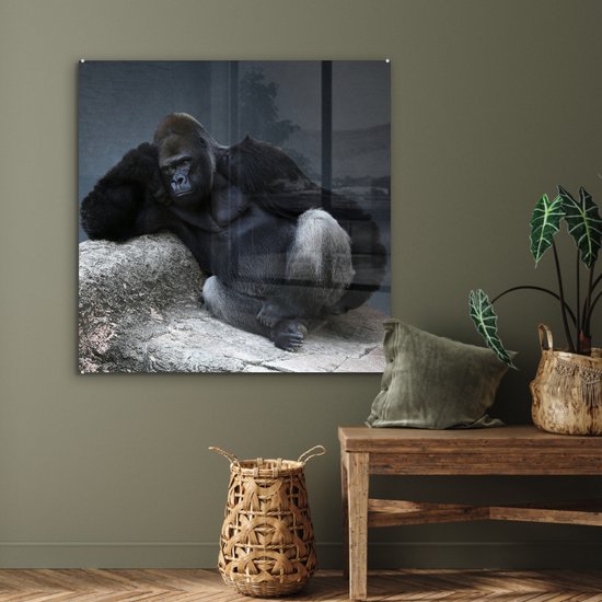 MuchoWow® Peinture sur verre 90x90 cm - Peinture sur verre acrylique - Un Gorilla se reposant sur une pierre - Photo sur verre - Peintures