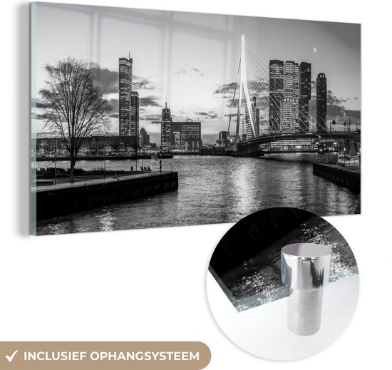 MuchoWow® Glasschilderij 120x60 cm - Schilderij acrylglas - Uitzicht op de Erasmusbrug in Rotterdam - zwart wit - Foto op glas - Schilderijen