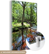 MuchoWow® Glasschilderij 40x60 cm - Schilderij acrylglas - Reflectie in een beekje in het Nationaal park New Forest in Engeland - Foto op glas - Schilderijen