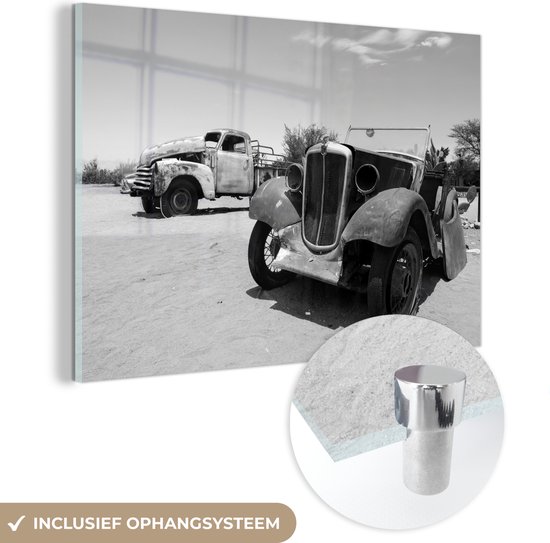 MuchoWow® Glasschilderij 60x40 cm - Schilderij acrylglas - Twee vintage auto's in de woestijn - zwart wit - Foto op glas - Schilderijen