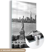 MuchoWow® Glasschilderij 80x120 cm - Schilderij acrylglas - Vrijheidsbeeld met de skyline van New York - zwart wit - Foto op glas - Schilderijen