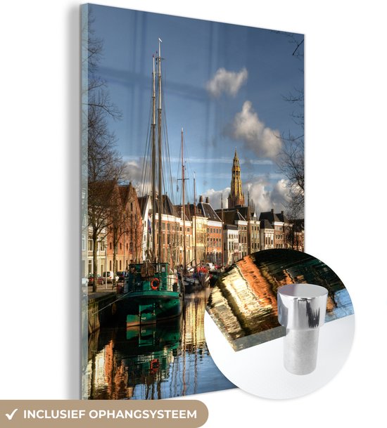 MuchoWow® Glasschilderij 90x120 cm - Schilderij acrylglas - Groningen - Grachtenpand - Zeilboot - Foto op glas - Schilderijen