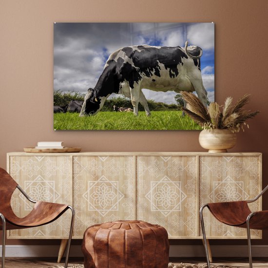 Une vache frisonne avec des nuages sombres au-dessus Plexiglas 120x80 cm - Tirage photo sur Glas (décoration murale en plexiglas)