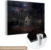 MuchoWow® Glasschilderij 90x60 cm - Schilderij acrylglas - Verlaten gebouw in een bos in de nacht - Foto op glas - Schilderijen