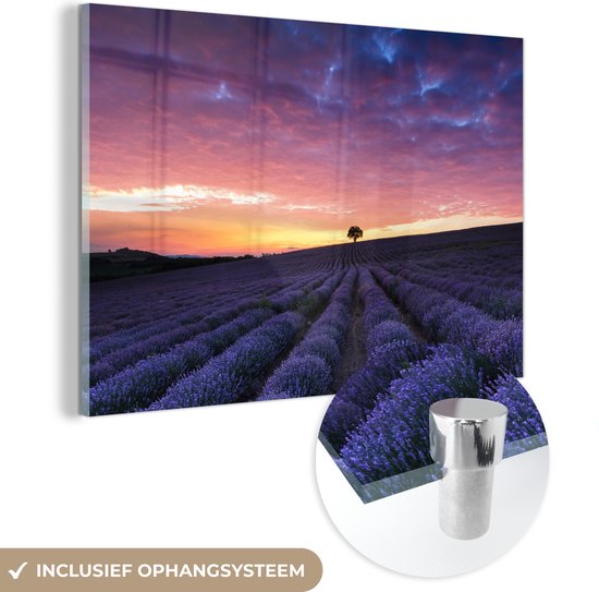 MuchoWow® Glasschilderij 60x40 cm - Schilderij acrylglas - Paarse wolken bij een lavendelveld - Foto op glas - Schilderijen