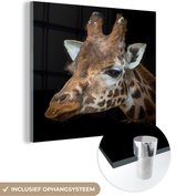 MuchoWow® Glasschilderij 90x90 cm - Schilderij acrylglas - Portret van een giraffe voor een zwarte achtergrond - Foto op glas - Schilderijen