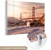 MuchoWow® Glasschilderij - Golden Gate Bridge met wilde golven die op de rotsen klappen in San Francisco - 90x60 cm - Acrylglas Schilderijen - Foto op Glas