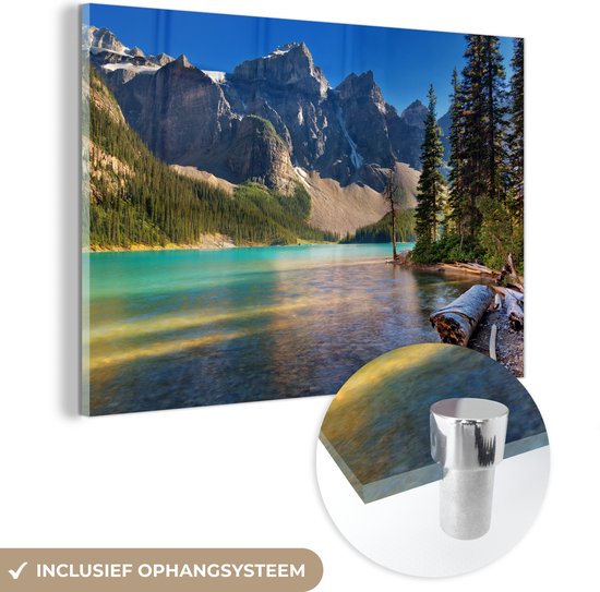 MuchoWow® Glasschilderij 60x40 cm - Schilderij acrylglas - Dennenbomen en bergen tijdens zonsondergang boven Moraine Lake Canada - Foto op glas - Schilderijen