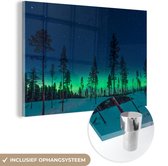 MuchoWow® Glasschilderij 120x80 cm - Schilderij acrylglas - Noorderlicht - Sneeuw - Bomen - Natuur - Groen - Foto op glas - Schilderijen