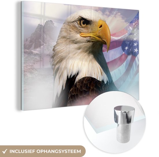 MuchoWow® Glasschilderij 120x80 cm - Schilderij acrylglas - Een Amerikaanse zeearend met een Amerikaanse vlag en bergen - Foto op glas - Schilderijen