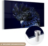 MuchoWow® Glasschilderij 160x80 cm - Schilderij acrylglas - Blauw gekleurde kaketoe met een donkere achtergrond - Foto op glas - Schilderijen