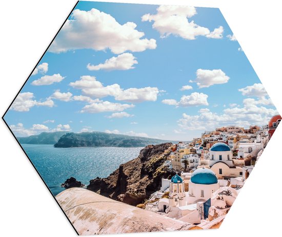 WallClassics - Dibond Hexagon - Klassiek Witte Huisjes in Santorini - 70x60.9 cm Foto op Hexagon (Met Ophangsysteem)