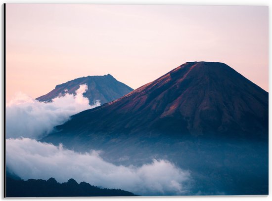 Dibond - Wolken tussen de Grote Volkanen - 40x30 cm Foto op Aluminium (Met Ophangsysteem)